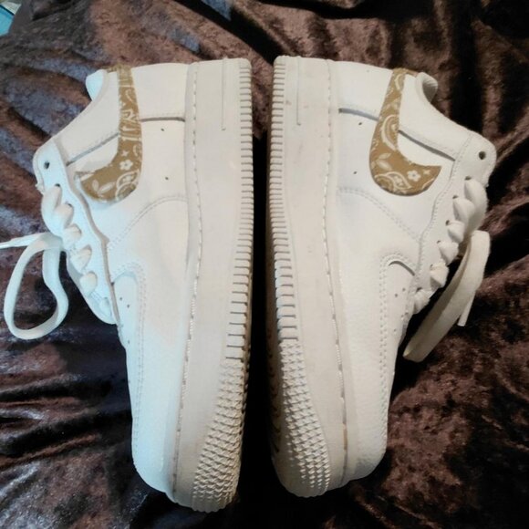 Nike White Air Force 1 '07 ESS White w/Gold Paisley Swoosh Sz W8 - M 6.5 - Picture 2 of 7